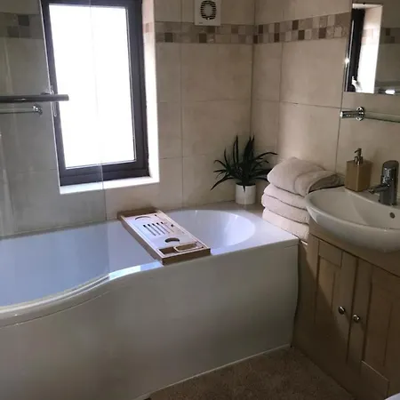 3 Bedroom With Stunning Views And Hot Tub *